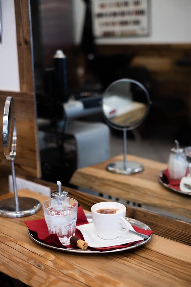 Frisierplatz mit Getränk – Peter Masarik Hairlounge Wien Floridsdorf